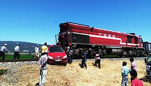 YÜK TRENİ İLE OTOMOBİL ÇARPIŞTI; ANNE VE KIZI ÖLDÜ, BABA AĞIR YARALANDI