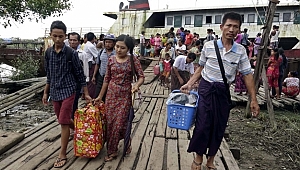 ARAKAN MÜSLÜMANLARININ EVLERİ ATEŞE VERİLDİ
