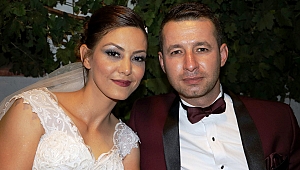 EVLİLİK YILDÖNÜMÜNDE KARISIYLA YENİDEN EVLENDİ 