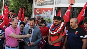 GÜREŞTE DÜNYA 3.  FEYZULLAH AKTÜRK’E GÖRKEMLİ KARŞILAMA