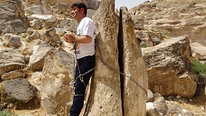 HDP’Lİ ASLAN KENDİNİ KAYAYA ZİNCİRLEDİ