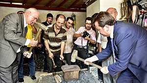 TARİHİ DEMİRCİLER ÇARŞISI’NDA DEMİR DÖVDÜLER