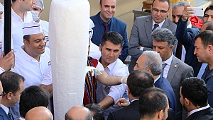 BAKAN FAKIBABA AÇILIŞTA MOTORLU TESTEREYLE DONDURMA KESTİ