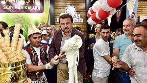 BAŞKAN ERKOÇ’TAN VATANDAŞA DONDURMA İKRAMI