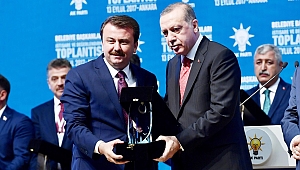 FATİH MEHMET ERKOÇ’A ÖDÜLÜNÜ CUMHURBAŞKANI ERDOĞAN VERDİ
