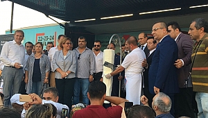 İZMİR KONAK MEYDANI’NDA DONDURMA ŞOVU
