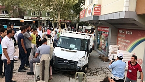 KAMYONET KALDIRIMDAKİ YAYALARI EZDİ