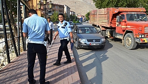 OTOMOBİL, KALDIRIMDAKİ VATANDAŞA ÇARPTI