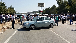 TRAFİK KAZASINDAN SONRA KARAYOLUNU TRAFİĞE KAPATTILAR 