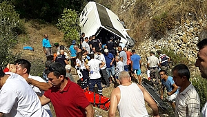 TUR MİDİBÜSÜ ŞARAMPOLE YUVARLANDI: 4 ÖLÜ, 27 YARALI