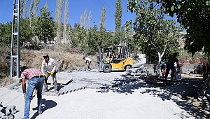 DULKADİROĞLU’NDAN KIRSAL MAHALLELERE 400 BİN METREKARE KİLİT PARKE