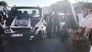 Kamyonetin Çarptığı Otomobilden Sağ Çıktılar