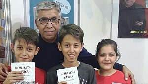 Kitap Fuarının Tek Mizah Yazarı Ahmet Zeki Yeşil Kitaplarını İmzalıyor