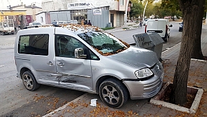  Kontrolden Çıkan Kamyonet Ağaca Çarptı: 1 Yaralı 