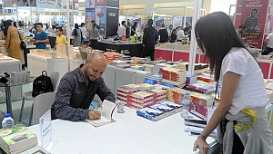 Tazeoğlu Kitap İmzaladı