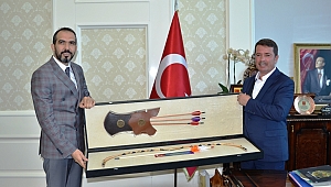 AK Parti İl Başkanı Ahmet Özdemir, Başkan Okumuş’a ‘Ufku Açık Olmak Bambaşka Bir Şey’