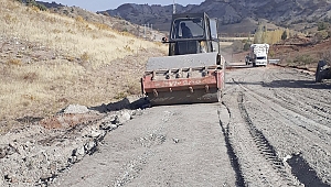 Büyükşehir’den Çağlayancerit’te Yol Çalışması