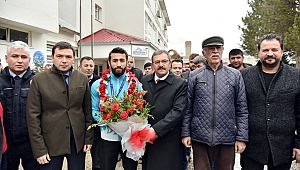 Dünya Şampiyonu Güreşçi Memleketinde Coşkuyla Karşılandı