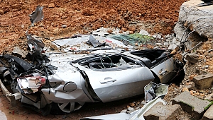 İstinat Duvarı Çöktü Araçlar Toprak Altında Kaldı 