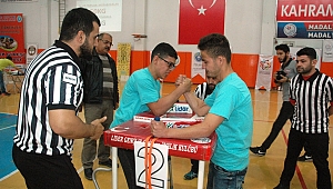 Kahramanmaraş’ta Genç Erkekler Bilek Güreşi Şampiyonası 