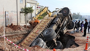 Kamyon Kanalizasyon Çukuruna Düştü 