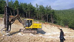 Kayaları Delerek Yol Yapıyorlar