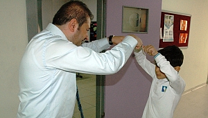 Öğrencilerle Selamlaşıp Derse Başlıyor 