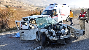 Otomobil, Kamyonun Altına Girdi: 1 Ölü, 2 Ağır Yaralı 