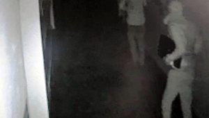 Dizüstü bilgisayar çalan hırsızlar önce kameraya sonra polise yakalandı