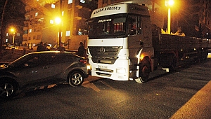 Freni boşalan tır park halindeki otomobile çarptı 