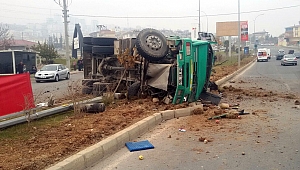 Freni patlayan kamyon refüje çarpıp devrildi: 1 yaralı 
