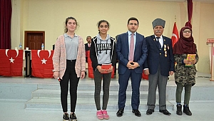Kıbrıs Gazisi, gazilik maaşıyla öğrencilere kırtasiye malzemesi dağıttı 