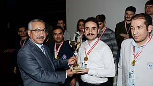 KSÜ Tıp futbol turnuvasının kazananları kupalarını rektör deveci'nin elinden aldı