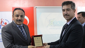 Projeye katkı sunanlara plaket takdim edildi .