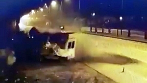 Tırın polis kulübesine çarptığı kaza kamerada