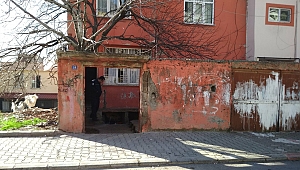 Birlikte yaşadığı kadını ve arkadaşını yaraladı 