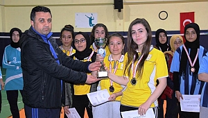  Okul Sporları Badminton Gençler İl Birincileri Kupalarını Aldı