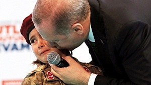 CUMHURBAŞKANI ERDOĞAN 6 YAŞINDAKİ BORDO BERELİ KIZI TESELLİ ETTİ 