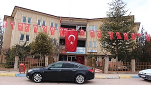 Ekinözü Mehmetçik için bayraklarla donatıldı.
