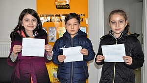 MİNİK ÖĞRENCİLER HARÇLIKLARINI MEHMETÇİK VAKFI'NA BAĞIŞLADI