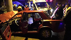 OTOMOBİL ELEKTRİK DİREĞİNE ÇARPTI: 1 ÖLÜ, 3 YARALI 