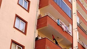  5. KATTAKİ BALKONDAN DÜŞEN ÇOCUK HAYATINI KAYBETTİ 