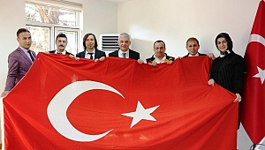 AFŞİN 112 ACİL SAĞLIK HİZMETLERİ EKİBİNDEN DUYGULANDIRAN BAYRAK HASSASİYETİ