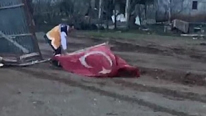  AMBULANS ŞOFÖRÜ BAYRAĞI YERDE BIRAKMADI 