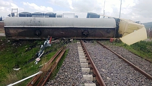  ASFALT YÜKLÜ TANKER TREN RAYLARINA DEVRİLDİ 