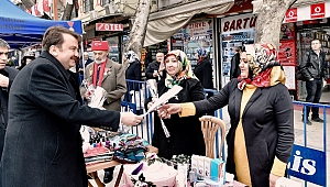 BAŞKAN ERKOÇ KARANFİL DAĞITTI