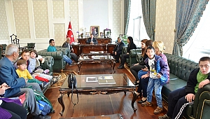BAŞKAN OKUMUŞ; DOWN SENDROMLU ÖĞRENCİLERİ MAKAMINDA MİSAFİR ETTİ