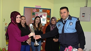 EKİNÖZÜ BELEDİYESİ'NDEN KADINLARA JEST 2 BİN KARANFİL