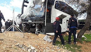 KAHRAMANMARAŞ'TA OTOBÜS ELEKTRİK DİREĞİNE ÇARPTI: 18 YARALI 