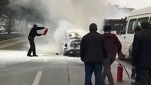 KLASİK OTOMOBİL CAYIR CAYIR YANDI 